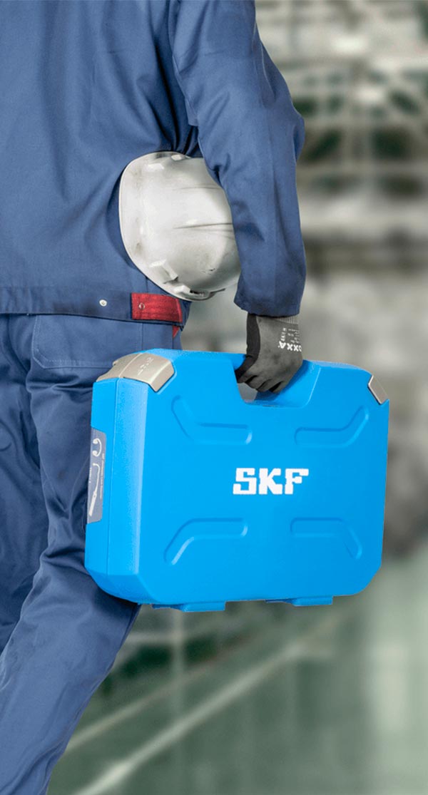 Profissional carregando uma maleta de ferramentas SKF
