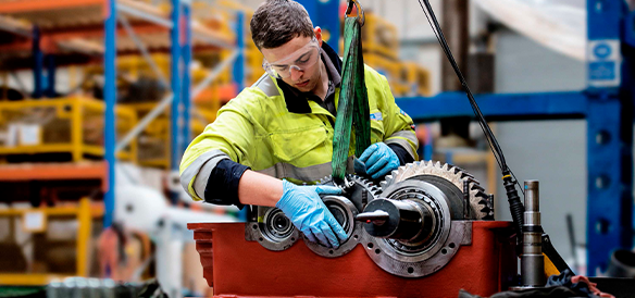Técnico montando um redutor de engrenagens