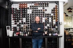 Esther Rooftop celebra 9 anos com nova exposição de arte e menu de jantar