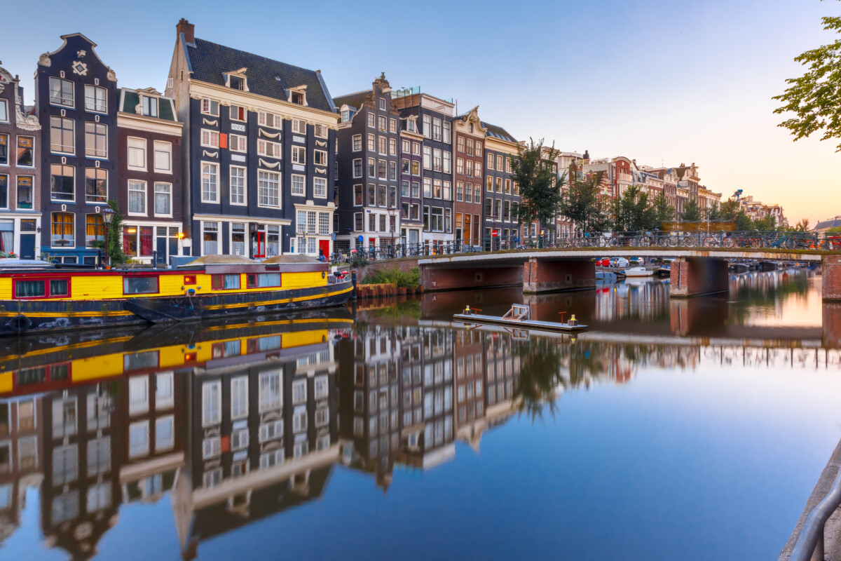 O charme histórico e a vibe moderna de Amsterdã