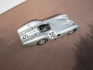 Carro de corrida Mercedes 1954 é vendido por US$ 53,9 milhões em leilão