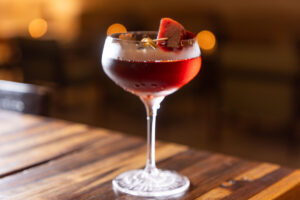 Com coquetéis autorais, Emiliano São Paulo celebra a força criativa de Tomie Ohtake, Pagu e Ada Coleman