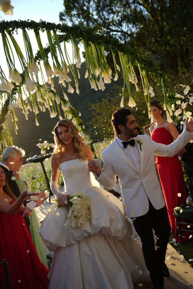 Bertha Bulhões e Martha Medeiros assinam, juntas, um vestido de noiva com identidade e precisão