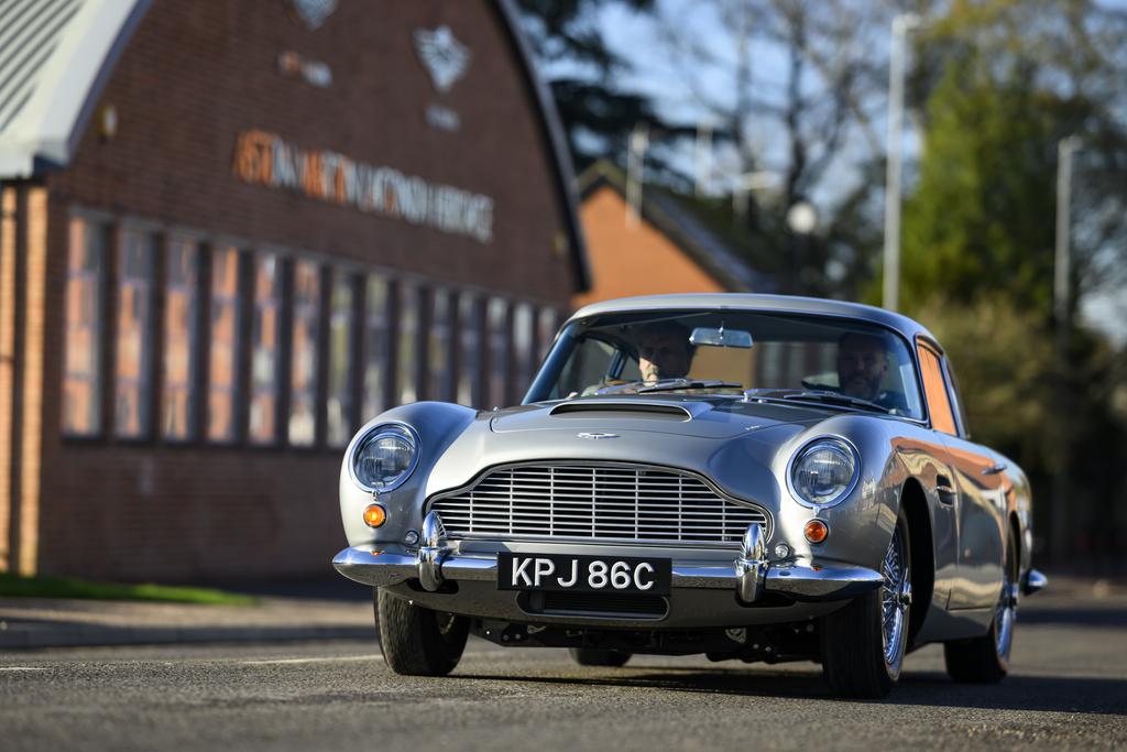 Aston Martin DB5 comprado por £900 é restaurado pela fábrica após 50 anos